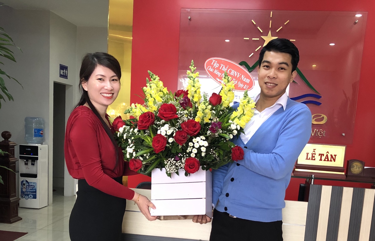 Đại diện CBNV nam trong Công ty tặng hoa và dành những lời chúc tốt đẹp nhất cho  Phó Chủ tịch HĐQT – Phó Tổng Giám đốc.